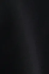 Pantalón negro de punto de algodón, corte ancho y recto, con cintura alta tipo fajín plegable.