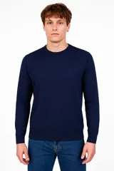 Sweater azul marino de punto liso, con cuello redondo y mangas largas.