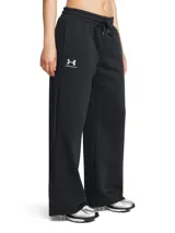 Pantalón deportivo Under Armour Icon Fleece para mujer, color negro, de corte holgado y pierna ancha, con cintura elástica ajustable con cordón, bolsillos laterales y logo estampado en la pierna izquierda.