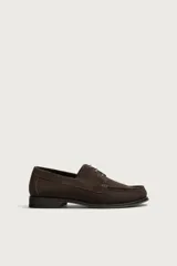 Zapato estilo náutico de hombre, confeccionado en piel con acabado serraje en color marrón, con cordones finos y detalle de bordón en el empeine.