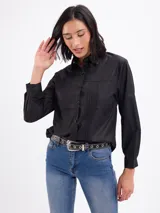 Camisa blanca de manga larga con cuello camisero, cierre frontal con botones y detalles de tablas verticales en el frente.