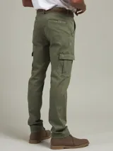 Pantalón cargo de gabardina color azul marino, con bolsillos laterales con fuelle y cierre de botón a presión.