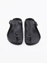 Sandalia de dedo color negro, con tira gruesa ajustable con hebilla.