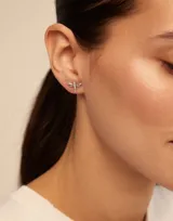 Piercing tipo stud con forma de libélula, bañado en plata.