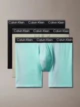 Pack de tres bóxer brief Calvin Klein de microfibra stretch, con cintura elástica con logo de la marca. Incluye un bóxer negro, uno beige y uno celeste a rayas horizontales.