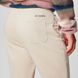 Pantalón de jogging Columbia modelo Beaumount, de color beige con puños elásticos en los tobillos y bolsillos laterales. Cuenta con el logo de la marca bordado en la pierna izquierda.