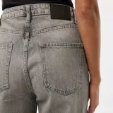 Pantalón de jean gris, de corte recto, con cintura alta y botamangas anchas con dobladillo.