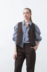 Pantalón negro de corte recto, con cintura definida y bolsillos funcionales.