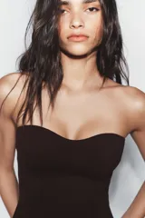 Top tipo corset de escote corazón y hombros descubiertos, con costuras verticales que definen la silueta.