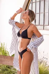 Conjunto de bikini negro con corpiño triangular con detalle de encaje y bombacha less.