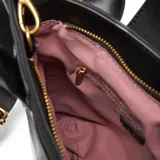 Cartera tipo tote bag de material símil cuero negro, con doble asa corta y correa larga desmontable y regulable. Posee cierre superior metálico, bolsillo interno con cierre y logo XL aplicado en dorado al frente.