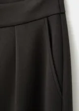 Pantalón de corte ancho, color marrón oscuro, de tiro medio y diseño fluido.
