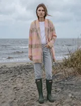Cardigan Ruby Rd de tejido cuadrille en tonos rosado, beige y tostado, con mangas largas y bolsillos frontales. Presenta detalles de flecos en el cuello y la solapa.
