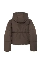 Campera puffer de corte recto y diseño acolchado, con capucha fija, manga larga y cierre frontal con cremallera.
