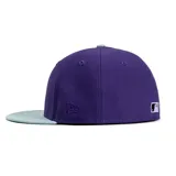 Gorro New Era 59FIFTY del equipo de béisbol Chicago White Sox, color violeta con visera gris. Presenta el logo del equipo bordado en el frente y un parche conmemorativo del estadio Comiskey Park en el lateral.