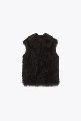 Chaleco de pelo sintético con cuello solapa y diseño sin mangas. Cuenta con forro interior a tono y cierre frontal mediante ganchos metálicos.