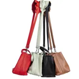 Cartera mini bag de cuero graneado color verde agua, con doble asa de mano y correa larga desmontable que presenta un detalle decorativo de volados. Cuenta con cierre a presión.