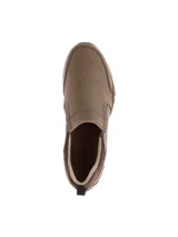 Zapato tipo slip-on Cat modelo Opine, color marrón, con diseño de corte bajo y suela de goma dentada para mayor tracción.