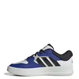 Championes Adidas modelo Court 24, con diseño urbano de corte bajo. Presentan una combinación de colores blanco, azul y negro, con las icónicas tres tiras laterales en negro. Incorporan tecnología Cloudfoam en la mediasuela para mayor amortiguación y suela de goma resistente.
