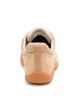 Sneakers Caterpillar modelo Versy Lo, color marrón claro, confeccionados en cuero nobuk con detalles de gamuza, suela de goma y cordones al tono.
