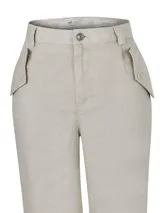 Pantalón de tiro alto confeccionado en lino orgánico, con diseño de bolsillos frontales con solapa, corte holgado y puños elásticos en los tobillos.