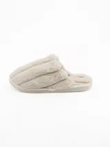 Pantuflas de estar por casa tipo chinela, confeccionadas en tela de peluche suave color crudo, con diseño acolchado de franjas verticales y suela plana.