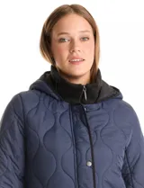 Campera capitoneada de corte largo, color negro, con cierre frontal oculto y botones a presión. Presenta cuello alto y puños en tejido elastizado, bolsillos frontales amplios y forro interno.