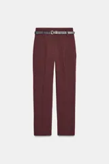 Pantalón de tiro alto y corte tobillero, confeccionado en tejido de aspecto denim oscuro. Presenta diseño de pinzas frontales, bolsillos laterales y cierre frontal con cremallera, botón y gancho. Incluye un cinturón fino a tono con hebilla metálica dorada.