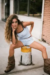 Short azul claro con cintura elástica y botones decorativos en la parte delantera. Presenta un pequeño bordado de corazón en la pierna izquierda.