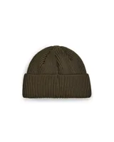 Gorro tipo beanie de punto acanalado en color negro, con vuelta y etiqueta pequeña con logo de la marca en el frente.
