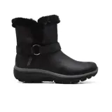 Bota casual Skechers de caña media, color negro, con exterior de cuero vegano resistente al agua y forro interior de piel sintética. Presenta detalle de tira con hebilla metálica en el tobillo, suela de goma flexible y tecnología Slip-ins para un calce fácil.