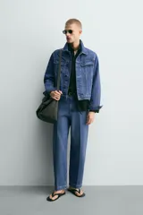Cazadora de denim de algodón con corte relajado, cuello solapa, cierre frontal de botones y mangas largas con puños abotonados. Presenta bolsillos de solapa en el pecho y bolsillos laterales de vivo, con un acabado de efecto lavado.