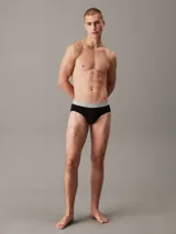 Pack de tres slips de algodón con cintura elástica distintiva de la marca Calvin Klein. Diseño con bolsa de apoyo contorneada y corte hip brief.