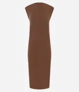 Vestido midi color marrón, confeccionado en malla Rib, con escote canoa y manga corta. Modelo recto con encaje posterior.
