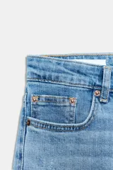Jeans de tiro alto color celeste, corte bootcut, con trabillas y cinco bolsillos. Cierre frontal con cremallera y botón metálico.