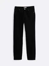 Pantalón de jean negro de corte recto y tiro medio, con cierre de cremallera y botón, cinco bolsillos, y cinturón de cuero negro con hebilla plateada.