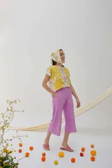 Pañuelo rectangular de tela fina color crema con estampado artesanal de hojas y flores en tonos amarillos y marrones.