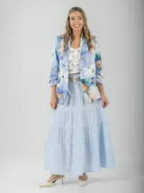 Falda larga de algodón color negro, con corte campesino y diseño escalonado.