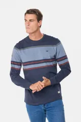 Remera de manga larga con diseño de rayas horizontales en tonos azules, grises y bordó. Presenta cuello redondo y un pequeño logo bordado en el pecho.