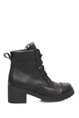 Borcego acordonado de cuero negro con suela track y taco cuadrado.