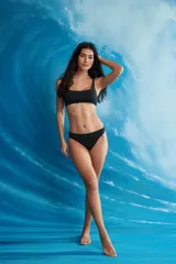 Conjunto de bikini color verde militar, compuesto por un corpiño de escote en V con tirantes anchos y una bombacha clásica de tiro bajo.