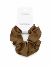 Colero para el pelo de color marrón con estampado de círculos texturizados y manchas marrones oscuras.