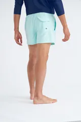 Short de baño azul marino con cordón ajustable en la cintura y etiqueta con logo de la marca en la pierna izquierda.