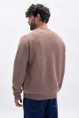 Buzo de tejido de punto con cuello redondo, mangas largas y puños acanalados, en color taupe.