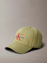 Gorra verde oliva de algodón con visera curva y logo de Calvin Klein Jeans bordado en el frente en color rojo y azul. Ajuste trasero con hebilla metálica.