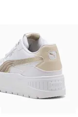 Championes de plataforma Puma modelo Karmen II Idol, con diseño en blanco, negro y franja lateral celeste.