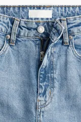 Jean tobillero de cinco bolsillos en denim de tiro alto, con pierna recta y ajuste ceñido en el bajo.