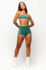 Top deportivo verde con detalles en blanco, logo minimalista y tirantes ajustables. Fabricado en poliamida y elastano con protección UV50+.