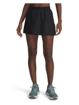 Pollera deportiva Under Armour modelo Fly By Skort, color negro, con cintura elástica fruncida y shorts internos incorporados de punto elástico. Confeccionada en tejido ultraliviano y transpirable de secado rápido.
