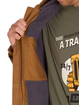 Chaqueta de lona color marrón con forro interior de sherpa gris, capucha ajustable con cordones, cierre frontal de cremallera, bolsillos laterales y bolsillo frontal con cierre en el pecho.